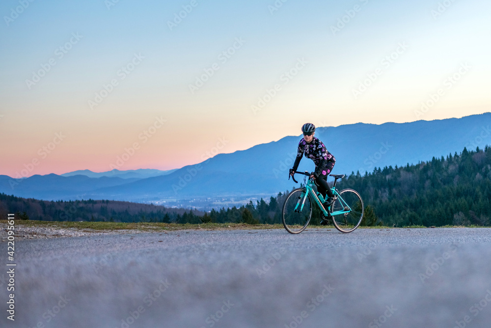 Obraz premium Women cycling on the mountain road