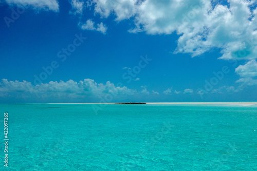 Fototapeta Naklejka Na Ścianę i Meble -  The Turquoise Iridescence of Sandy Cay, Exumas, Bahama