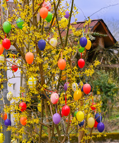 Billede på lærred Easter tree decorated with colorful Easter eggs