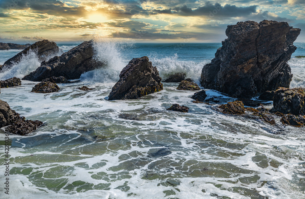 Obraz premium Beautiful seascape of the Pacific coast in California, waves, rocks, sky, sun. Concept, perfect postcard and guide.