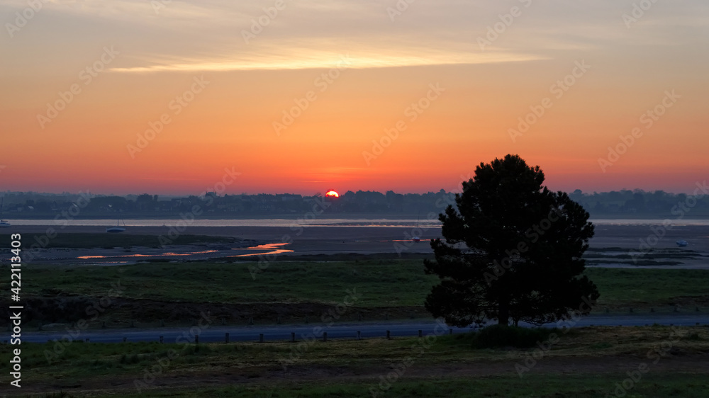 Obraz premium Sunrise in the bay of the Sienne river. Cotentin coast