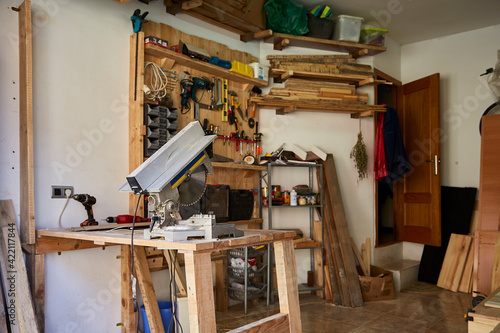 Konstfotografi Taller de carpintería artesanal con banco de trabajo y herramientas de madera