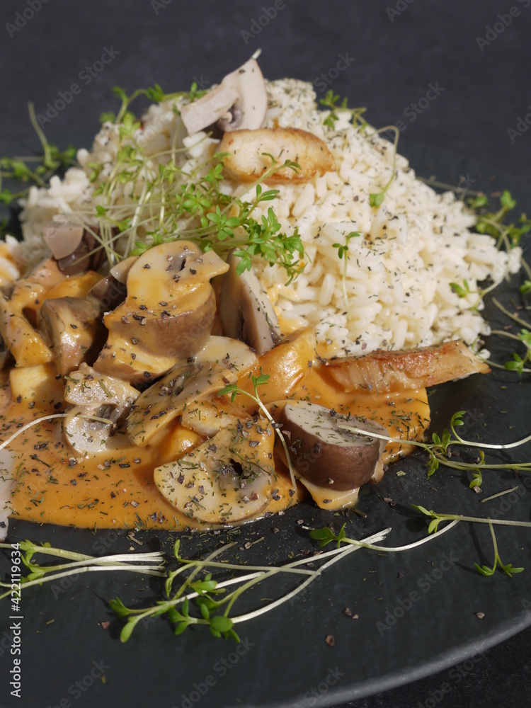 Reis mit Champignons und Geflügel