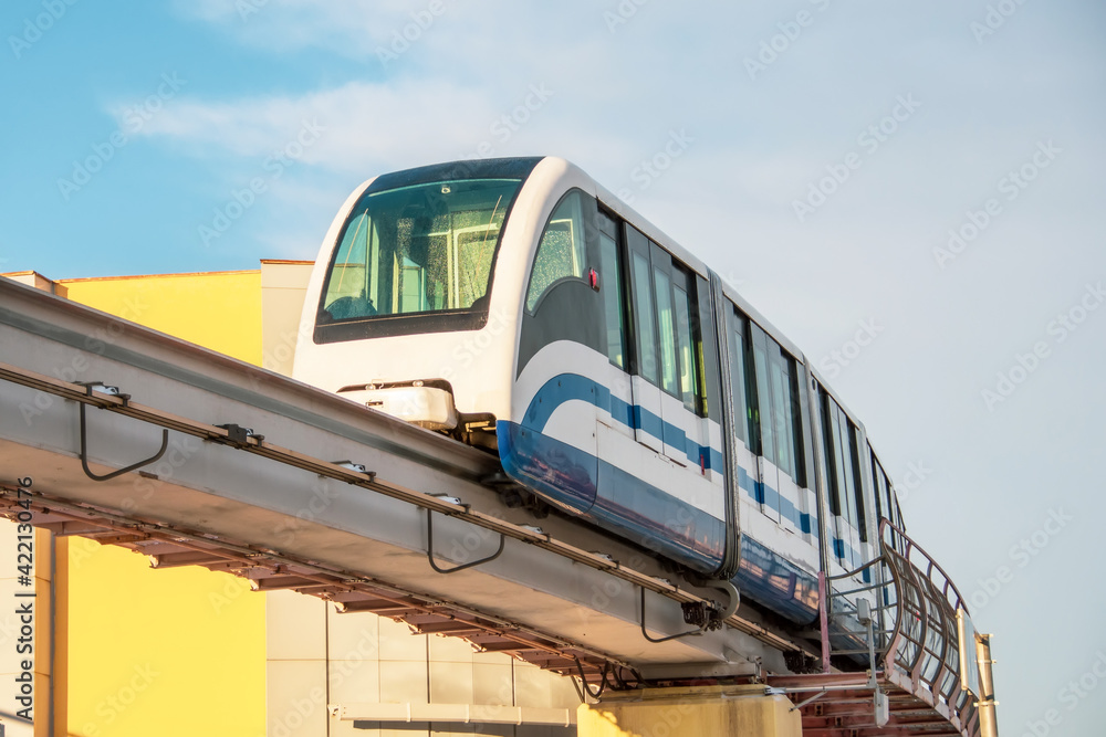Ταπετσαρία High speed subway train on the air bridge arrives at the station.