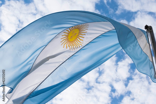 bandera argentina alta en el cielo