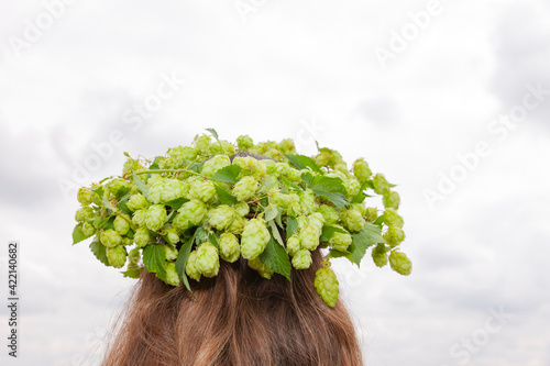 Frau mit einem Hopfenkranz auf dem Kopf