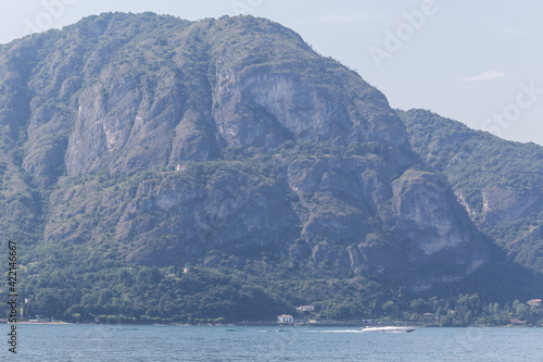 Montagne sur le Lac de C  me - Italie