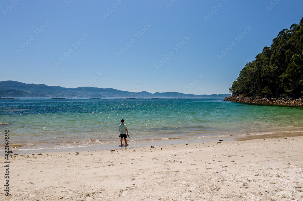 Niño en la orilla de la playa Niño en la orilla de la playa