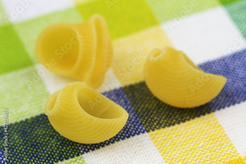 Obraz na płótnie Closeup of uncooked pasta on kitchen cloth
w salonie
