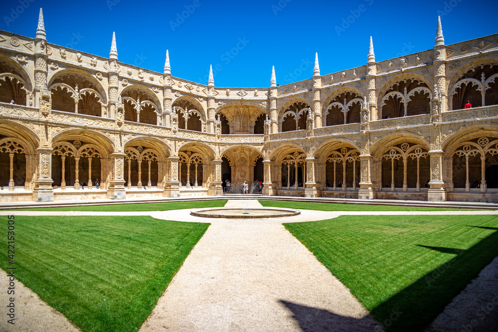 Monasterio de estilo manuelino de los Jeronimos 
 en Lisboa Portugal	