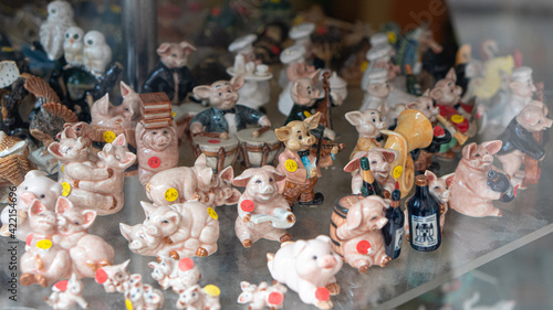china pig figurines piggy bank sale counter