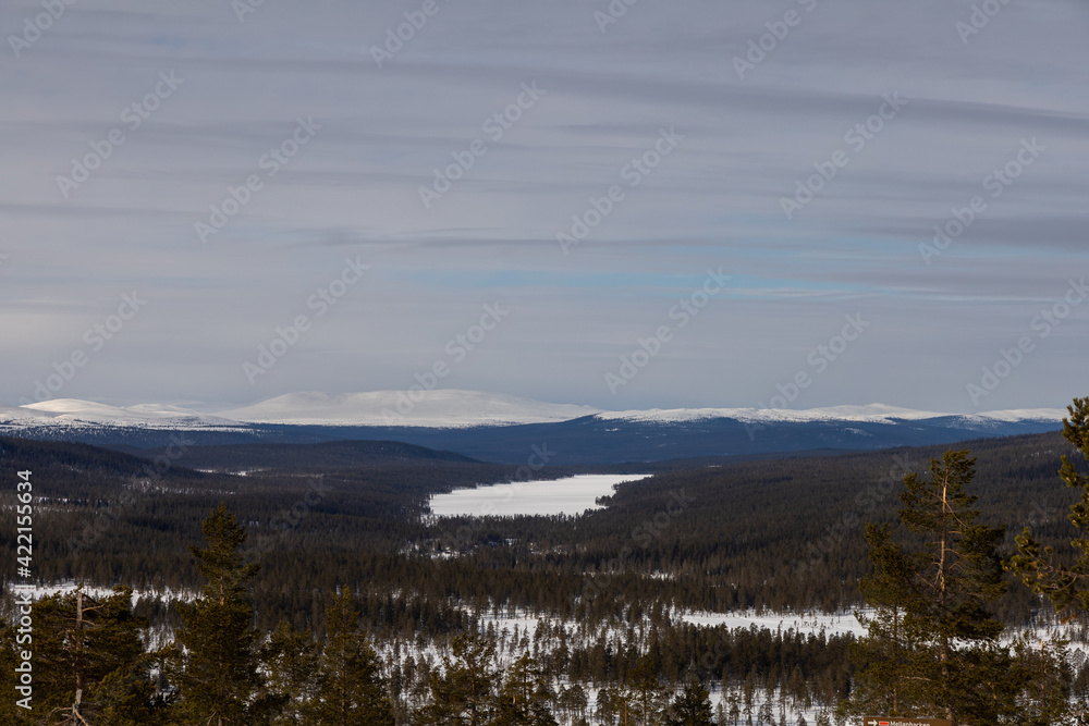 Obraz premium Winter landscape with Scandinavian mountains and a frozen lake.Shot at Idre fjäll in Sweden, Scandinavia.