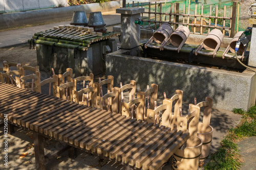 寺の木陰にある墓参り用の手桶と柄杓