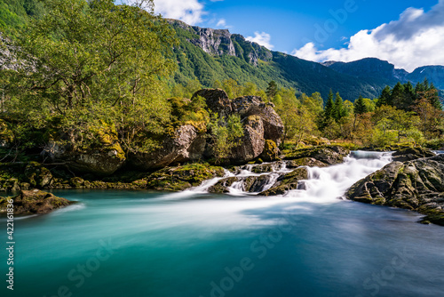 Stream . Ein Gletscherfluss im norwegischen Folgefonna Nasjonalpark.