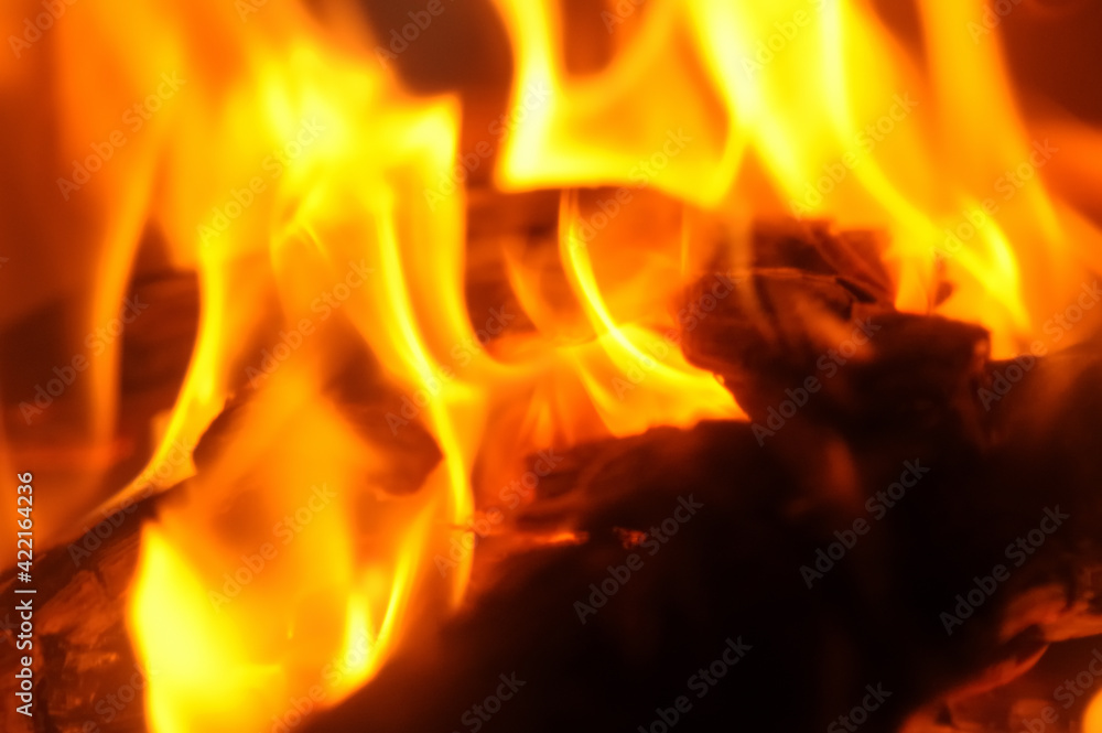 Unscharfe Flammen beim Verbrennen von Holz in einem Kaminofen Unscharfe Flammen beim Verbrennen von Holz in einem Kaminofen