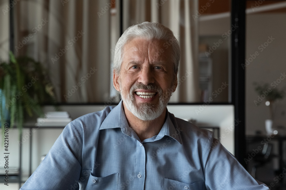 Screen headshot view of smiling mature male employee worker speak on video  call in office. Portrait of happy senior middle-aged man have webcam  digital online talk with client. Virtual event concept. foto