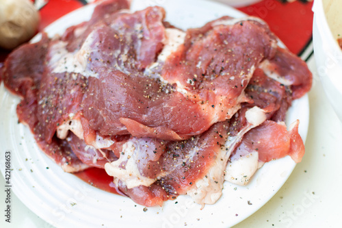 Plato de carne marinada lista para asar