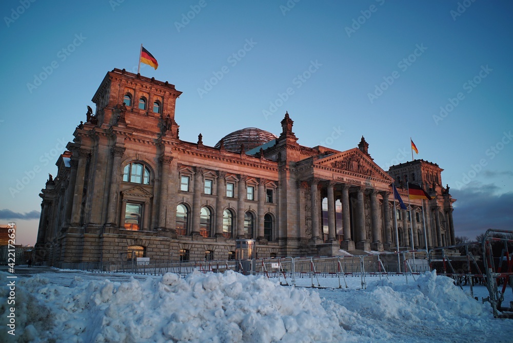 Der Bundestag im Winter bei Abendlicht