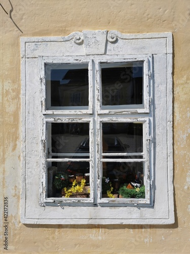 Alter Fensterrahmen mit gemauerter Fensterlaibung