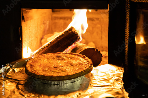 Tourtière au feu de bois photo