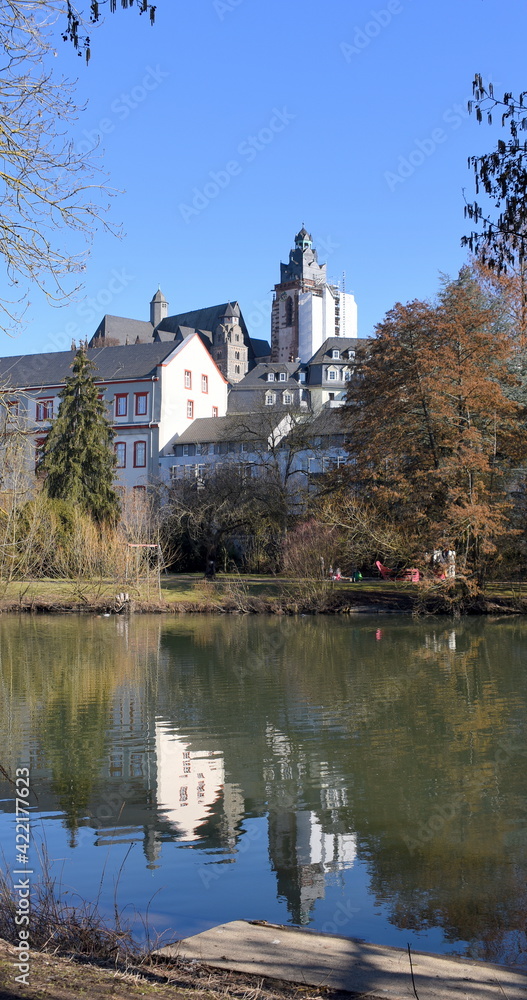 Obraz premium Lahnblick mit der Altstadt von Wetzlar und Spiegelung des Domes im Wasser