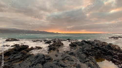Sonnenuntergang bei starker Brandung in Las Palmas Gran Canaria