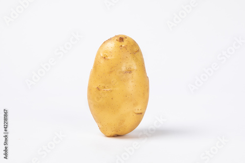 Fotografie, Obraz Single fresh raw potato isolated on white background