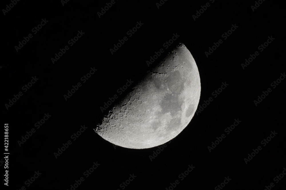 Luna in fase crescente nel cielo in bianco e nero - obrazy, fototapety, plakaty 