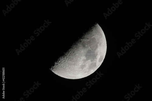 Luna in fase crescente nel cielo in bianco e nero