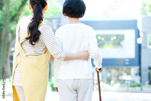 Fotografia, Obraz シニア女性の歩行を介助する女性介護士の後ろ姿