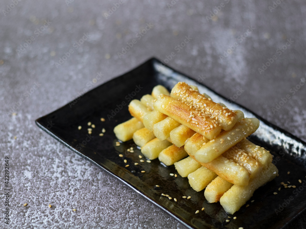 Foto de Korean Rice Cakes with Honey (Garaetteok). Dripping honey on