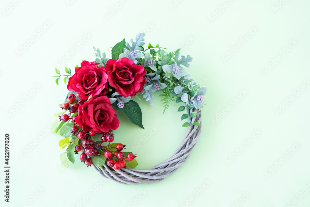 赤いバラとローズヒップのゴージャスなリース グリーンバック Stock Photo Adobe Stock