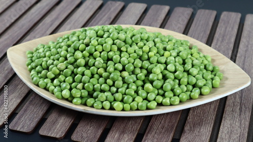  Garden Peas, The peas are sweet and may be eaten raw or cooked. These are the common peas that are sold shelled and frozen, healthy eating, © BINDU