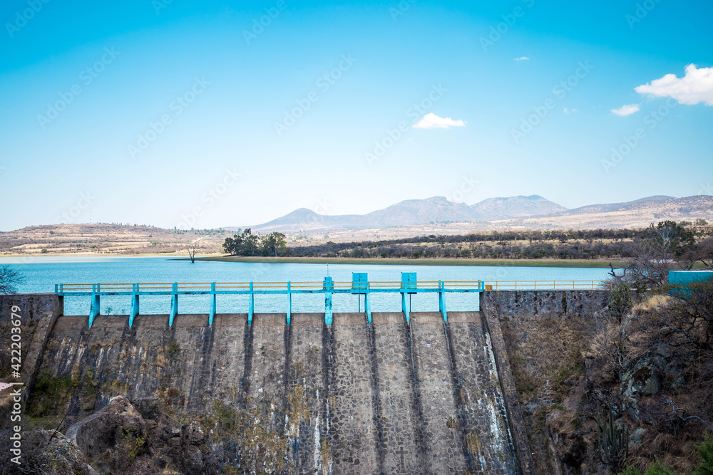 Presa Abriendo compuertas y soltando caudal de agua Presa Abriendo compuertas y soltando caudal de agua