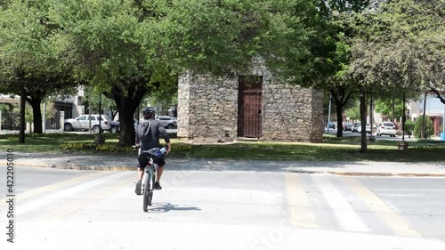 Wallpaper Mural Ciclista cruzando la calle en parque Torontodigital.ca