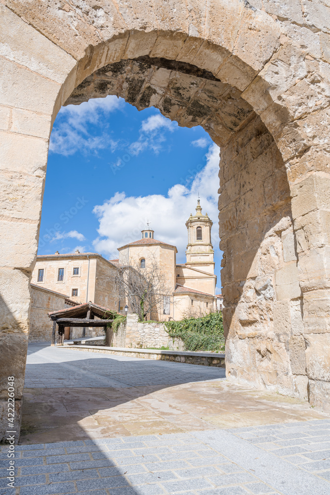 Monasterio de Santo Domingo de Silos, a través de portón o arco.