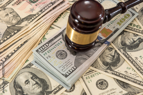Φωτογραφία Wooden judge gavel and us money dollar bills