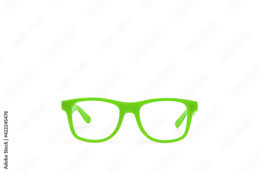 Par de anteojos gafas verdes sobre un fondo blanco liso y aislado. Vista de frente. Primer plano. Copy space Par de anteojos gafas verdes sobre un fondo blanco liso y aislado. Vista de frente. Primer plano. Copy space