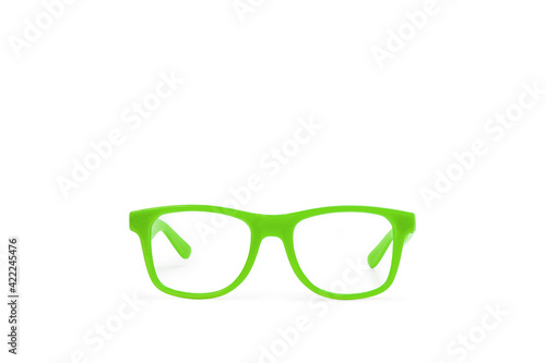 Par de anteojos gafas verdes sobre un fondo blanco liso y aislado. Vista de frente. Primer plano. Copy space