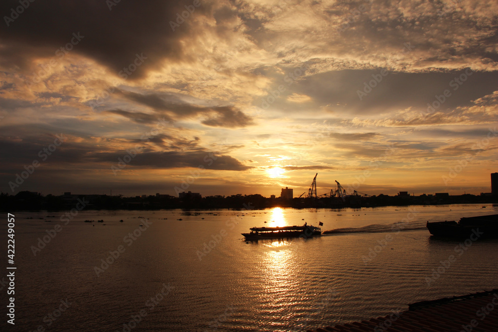 チャオプラヤ河の夕日と水上バス