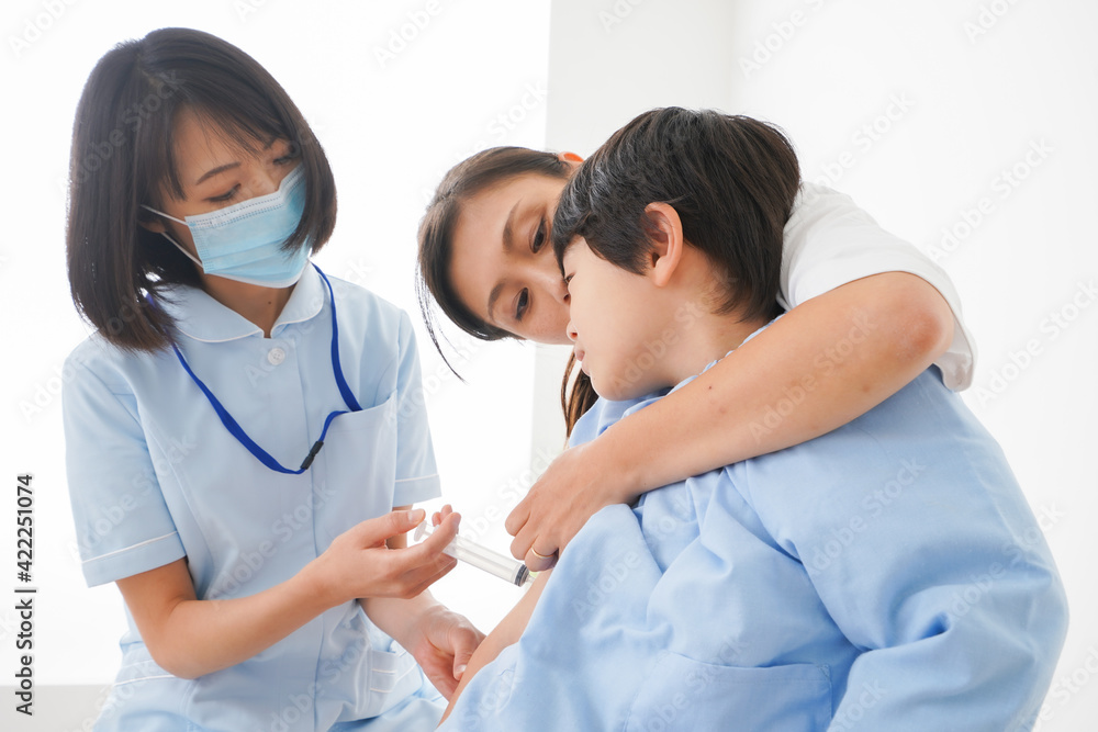 予防接種をする小さな男の子