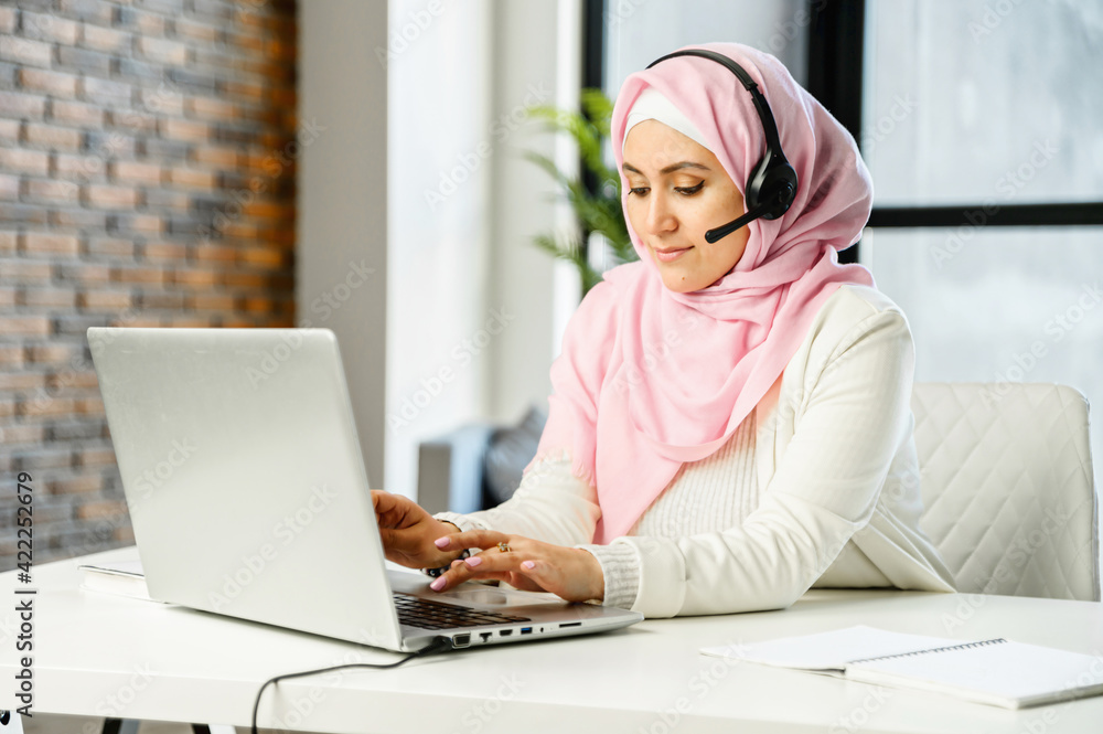Foto de Young Muslim Arab mixed-race female customer service ...