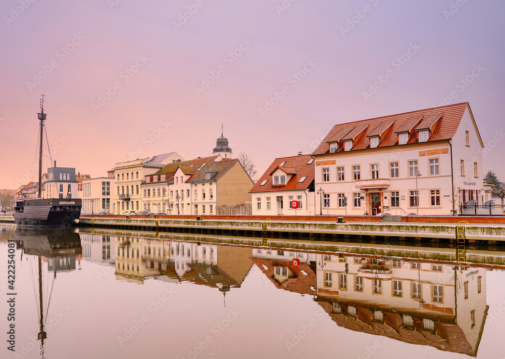 Altstadt Ueckermünde mit Wasserspiegelung