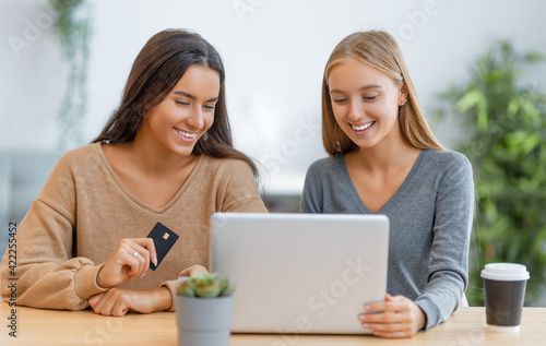 women doing online purchases.