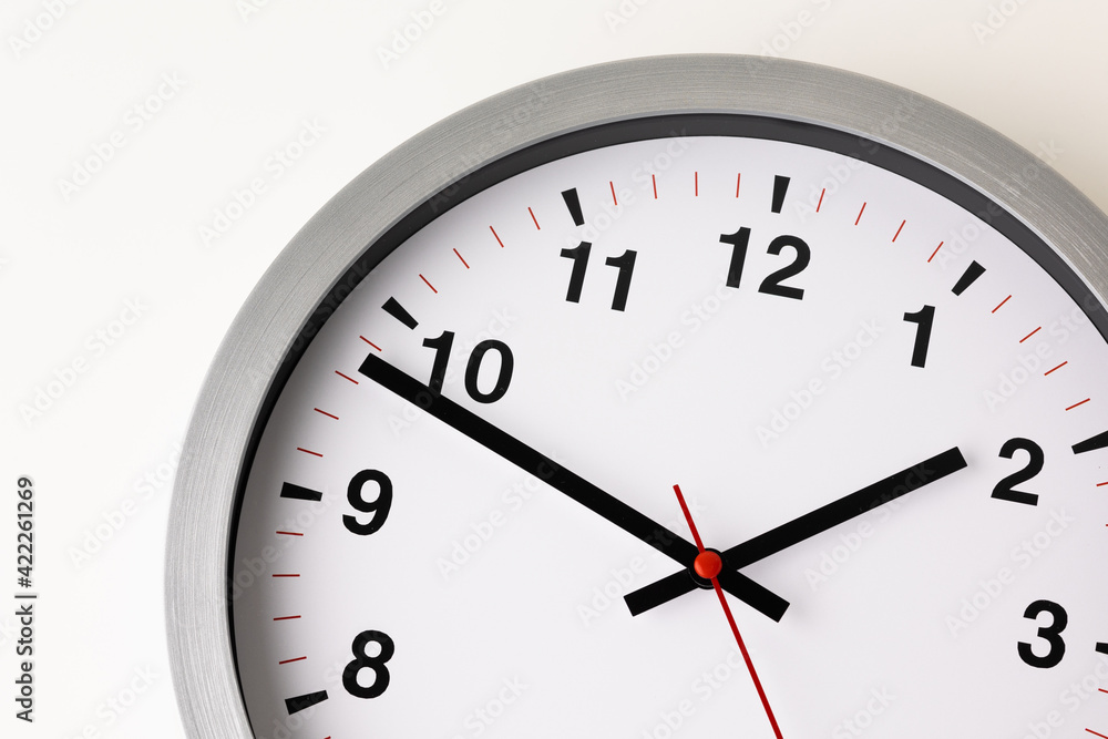 Large white clock, black numbers, red needle Set a timer on the white table Large white clock, black numbers, red needle Set a timer on the white table