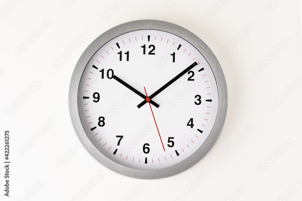Large white clock, black numbers, red needle Set a timer on the white table Large white clock, black numbers, red needle Set a timer on the white table