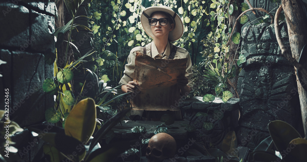 Scared explorer lost in the jungle - obrazy, fototapety, plakaty 