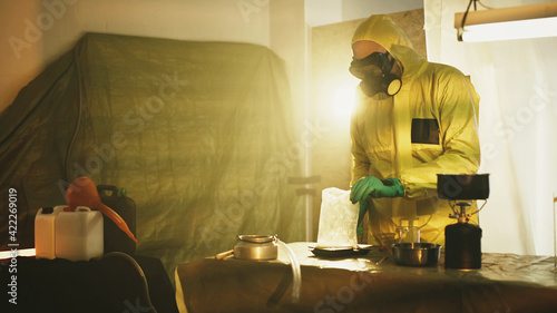 Canvastavla Illegal chemist cooks drugs in underground laboratory wearing mask and works wit