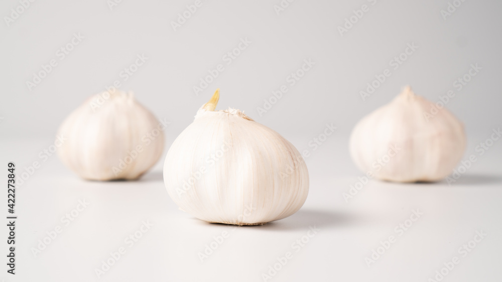 Obraz premium Three heads of garlic isolated on white background. Fresh garlic. Nice white garlic