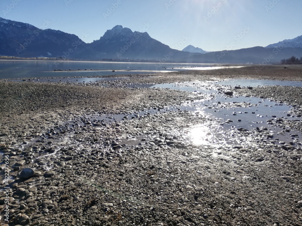 Seebett Stausee mit Bergpanorama Seebett Stausee mit Bergpanorama